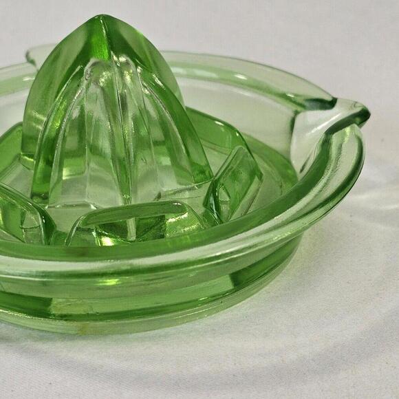 Vintage UV Uranium Green Glass Fruit Reamer Juicer - Picture 13 of 15